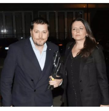 Razlika u godinama nikad nije bila prepreka za ljubav: Pejović ima 52, a znate li koliko godina ima Biljana? Razlika u godinama nikad nije bila prepreka za ljubav: Pejović ima 52, a znate li koliko godina ima Biljana? - featured image