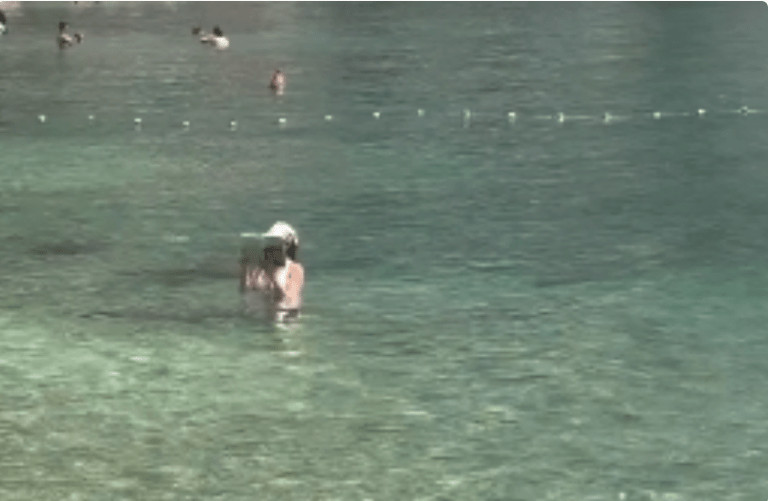 “Ovo je kraj svijeta” Žena snimljena u Crnoj Gori kako USRED MORA RADI OVO i internet je doslovno eksplodirao - featured image “Ovo je kraj svijeta” Žena snimljena u Crnoj Gori kako USRED MORA RADI OVO i internet je doslovno eksplodirao - featured image