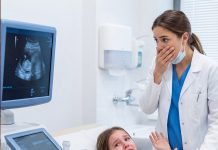 Djevojčica se žali na bolove u stomaku nakon vikenda kod svog očuha.