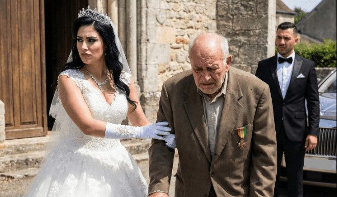 Mlada je zabranila ocu da je vodi do oltara jer je hrom i nosi jeftino odelo: ‘Sramotiš me, očuh će me voditi, on je gospodin!’. Kada je otac pognute glave krenuo ka izlazu, mladoženja je zaustavio ceremoniju i uradio nešto nezamislivo. Mlada je zabranila ocu da je vodi do oltara jer je hrom i nosi jeftino odelo: ‘Sramotiš me, očuh će me voditi, on je gospodin!’. Kada je otac pognute glave krenuo ka izlazu, mladoženja je zaustavio ceremoniju i uradio nešto nezamislivo. - featured image