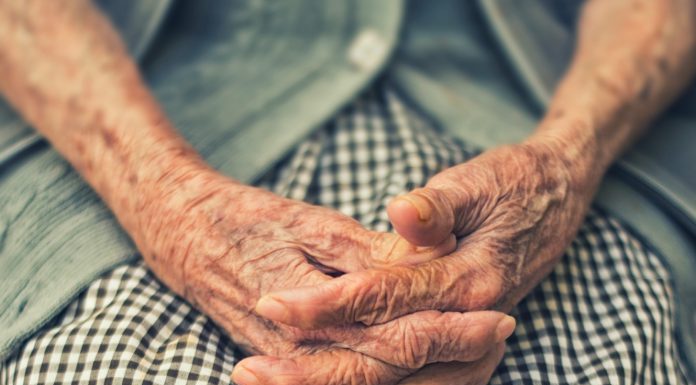 Kada vas odrasla djeca ne poštuju i ignorišu, poduzmite ovih 7 koraka: Vidjet ćete kako se stvari mijenjaju Kada vas odrasla djeca ne poštuju i ignorišu, poduzmite ovih 7 koraka: Vidjet ćete kako se stvari mijenjaju - featured image