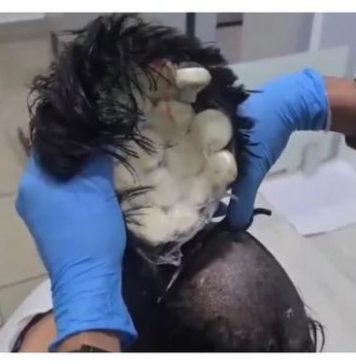 SKANDAL NA AERODROMU! Policajci primijetili muškarca sa čudnom frizurom, pa ga OŠIŠALI: Sve što se desilo poslije toga doživjeli su kao najveći šok u svojim životima (FOTO, VIDEO) SKANDAL NA AERODROMU! Policajci primijetili muškarca sa čudnom frizurom, pa ga OŠIŠALI: Sve što se desilo poslije toga doživjeli su kao najveći šok u svojim životima (FOTO, VIDEO) - featured image