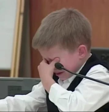 Dečak (7) zaplakao kao kiša pred sudijom, pa izustio samo jednu STRAVIČNU REČENICU koja je OTERALA NJEGOVU MAJKU NA DOŽIVOTNU ROBIJU: Kad su im policajci ušli u kuću, zatekli su HOROR