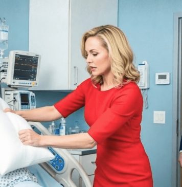 Hodnik Bolnice Sveti Aurelije bio je gotovo prazan, osvijetljen fluorescentnim cijevima koje su zujale poput zarobljenog kukca Hodnik Bolnice Sveti Aurelije bio je gotovo prazan, osvijetljen fluorescentnim cijevima koje su zujale poput zarobljenog kukca - featured image