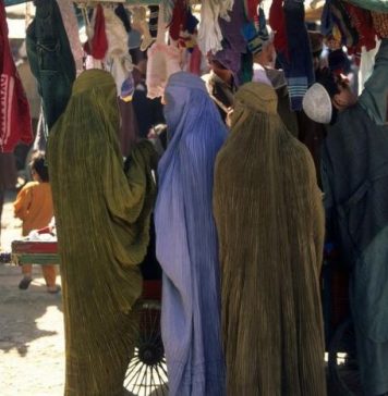 ŠTA NOSE ISLAMSKE ŽENE ISPOD TRADICIONALNE ODEĆE – BURKE: Odgovor je šokirao mnoge ŠTA NOSE ISLAMSKE ŽENE ISPOD TRADICIONALNE ODEĆE – BURKE: Odgovor je šokirao mnoge - featured image