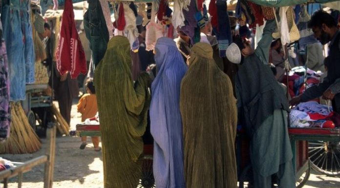 ŠTA NOSE ISLAMSKE ŽENE ISPOD TRADICIONALNE ODEĆE – BURKE: Odgovor je šokirao mnoge ŠTA NOSE ISLAMSKE ŽENE ISPOD TRADICIONALNE ODEĆE – BURKE: Odgovor je šokirao mnoge - featured image