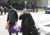 Pala na najniže grane, a do nedavno punila dvorane! Pjevačica (71) skuplja sve što nađe pored kontejnera Pala na najniže grane, a do nedavno punila dvorane! Pjevačica (71) skuplja sve što nađe pored kontejnera - featured image