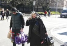 Pala na najniže grane, a do nedavno punila dvorane! Pjevačica (71) skuplja sve što nađe pored kontejnera Pala na najniže grane, a do nedavno punila dvorane! Pjevačica (71) skuplja sve što nađe pored kontejnera - featured image