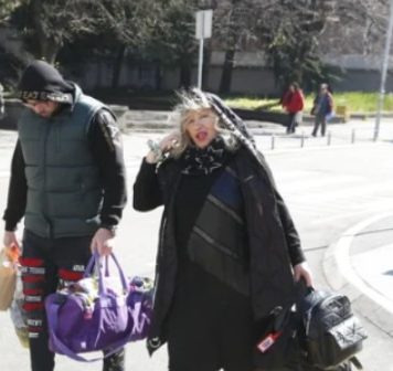 Pala na najniže grane, a do nedavno punila dvorane! Pjevačica (71) skuplja sve što nađe pored kontejnera Pala na najniže grane, a do nedavno punila dvorane! Pjevačica (71) skuplja sve što nađe pored kontejnera - featured image