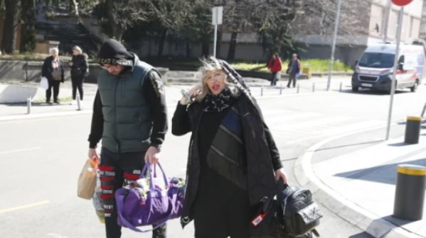 Pala na najniže grane, a do nedavno punila dvorane! Pjevačica (71) skuplja sve što nađe pored kontejnera - featured image Pala na najniže grane, a do nedavno punila dvorane! Pjevačica (71) skuplja sve što nađe pored kontejnera - featured image