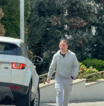 (PAPARACO) MILAN STANKOVIĆ PUSTIO KOSU I SMRŠAO Pevač neprepoznatljiv ušao u bolnicu dok svi bruje da SE VRAĆA NA SCENU
