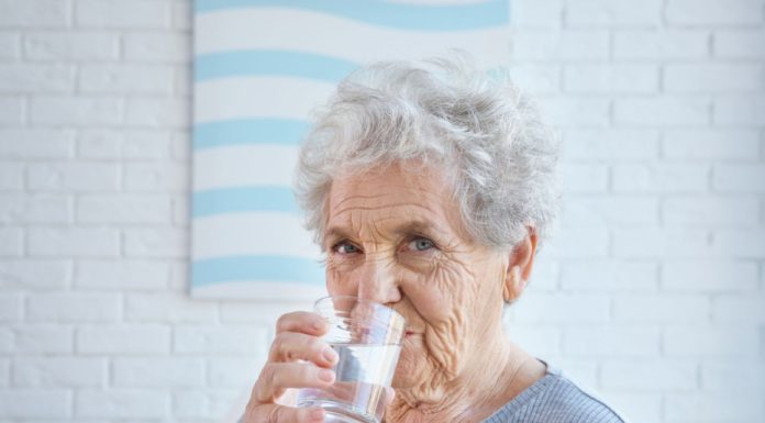 Ne pijte običnu vodu posle 60 godina: 1 trik brzo poboljšava cirkulaciju krvi Ne pijte običnu vodu posle 60 godina: 1 trik brzo poboljšava cirkulaciju krvi - featured image