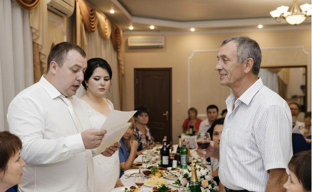 Kada je siromašan otac svojoj kćerki za vjenčanje poklonio običnu kovertu, bogata rodbina mladoženje počela se smijati takvom „velikodušnom“ poklonu. ☹️🤔 Kada je siromašan otac svojoj kćerki za vjenčanje poklonio običnu kovertu, bogata rodbina mladoženje počela se smijati takvom „velikodušnom“ poklonu. ☹️🤔 - featured image