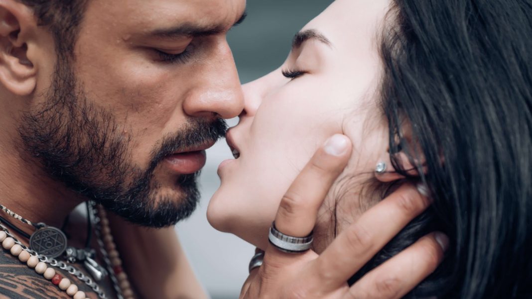 Pazite gde vas MUŠKARAC LJUBI: Ako to radi ovako, KRIJE OD VAS nešto što nikada ne biste pogodili - featured image