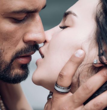 Pazite gde vas MUŠKARAC LJUBI: Ako to radi ovako, KRIJE OD VAS nešto što nikada ne biste pogodili Pazite gde vas MUŠKARAC LJUBI: Ako to radi ovako, KRIJE OD VAS nešto što nikada ne biste pogodili - featured image