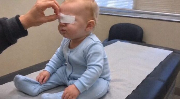 Moj 9-mjesečni sin nikada nije jasno vidio moje lice… Ali kada je liječnik skinuo povez s njegova oka i ja sam šapnula njegovo ime, njegove male oči napunile su se suzama… Moj 9-mjesečni sin nikada nije jasno vidio moje lice… Ali kada je liječnik skinuo povez s njegova oka i ja sam šapnula njegovo ime, njegove male oči napunile su se suzama… - content image