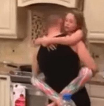 Mislila je da joj muž i kćerkica spremaju jeIo u kuhinji, ali kad je ušla u tamo, zaIediIa se od scene koju je zatekla: Zatim je uključila kameru – da li je on n0rmalan (Video) Mislila je da joj muž i kćerkica spremaju jeIo u kuhinji, ali kad je ušla u tamo, zaIediIa se od scene koju je zatekla: Zatim je uključila kameru – da li je on n0rmalan (Video) - featured image