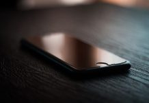 Mislili ste da vas vara ili da skriva poruke: Šta zapravo znači kada neko drži telefon okrenut ekranom nadole? Mislili ste da vas vara ili da skriva poruke: Šta zapravo znači kada neko drži telefon okrenut ekranom nadole? - featured image