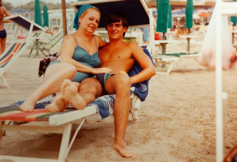 Vladan je na plaži u Sutomoru prepoznao suprugu sa muškarcem na ležaljci: Prišao im je i napravio potez koji će pamtiti do groba - featured image Vladan je na plaži u Sutomoru prepoznao suprugu sa muškarcem na ležaljci: Prišao im je i napravio potez koji će pamtiti do groba - featured image