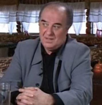 U Skadarliji je sa bivšom suprugom popio 2 kuće: Umro na Banovom Brdu kao podstanar, našu veliku zvezdu rođeni brat našao na podu U Skadarliji je sa bivšom suprugom popio 2 kuće: Umro na Banovom Brdu kao podstanar, našu veliku zvezdu rođeni brat našao na podu - featured image