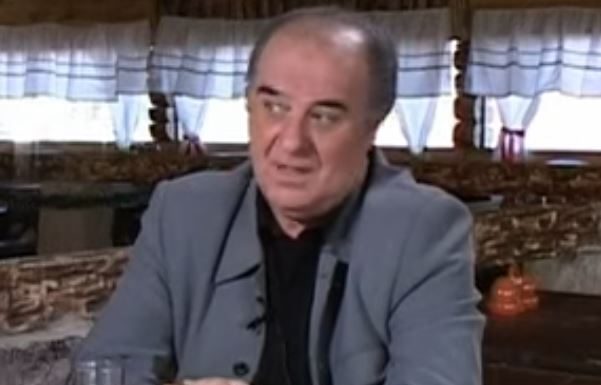 U Skadarliji je sa bivšom suprugom popio 2 kuće: Umro na Banovom Brdu kao podstanar, našu veliku zvezdu rođeni brat našao na podu U Skadarliji je sa bivšom suprugom popio 2 kuće: Umro na Banovom Brdu kao podstanar, našu veliku zvezdu rođeni brat našao na podu - featured image