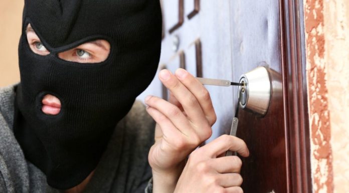 Ovde nemojte kriti svoje dragocjenosti: Lopovi prvo provjere ovih 5 mjesta u vašem domu Ovde nemojte kriti svoje dragocjenosti: Lopovi prvo provjere ovih 5 mjesta u vašem domu - featured image