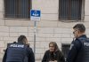 Policija je osetila sažaljenje prema jadnoj starici koja je nelegalno prodavala robu na ulici — ali kada se jedan od policajaca sagnuo da bolje pogleda povrće, žena je odmah uhapšena 😱😨 Policija je osetila sažaljenje prema jadnoj starici koja je nelegalno prodavala robu na ulici — ali kada se jedan od policajaca sagnuo da bolje pogleda povrće, žena je odmah uhapšena 😱😨 - featured image