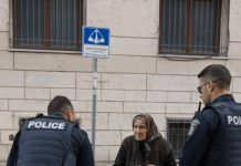 Policija je osetila sažaljenje prema jadnoj starici koja je nelegalno prodavala robu na ulici — ali kada se jedan od policajaca sagnuo da bolje pogleda povrće, žena je odmah uhapšena 😱😨 Policija je osetila sažaljenje prema jadnoj starici koja je nelegalno prodavala robu na ulici — ali kada se jedan od policajaca sagnuo da bolje pogleda povrće, žena je odmah uhapšena 😱😨 - featured image