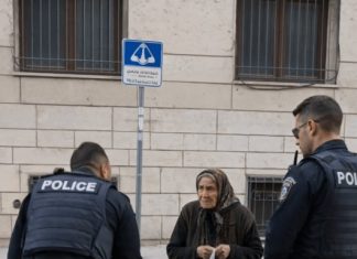 Policija je osetila sažaljenje prema jadnoj starici koja je nelegalno prodavala robu na ulici — ali kada se jedan od policajaca sagnuo da bolje pogleda povrće, žena je odmah uhapšena 😱😨 Policija je osetila sažaljenje prema jadnoj starici koja je nelegalno prodavala robu na ulici — ali kada se jedan od policajaca sagnuo da bolje pogleda povrće, žena je odmah uhapšena 😱😨 - featured image