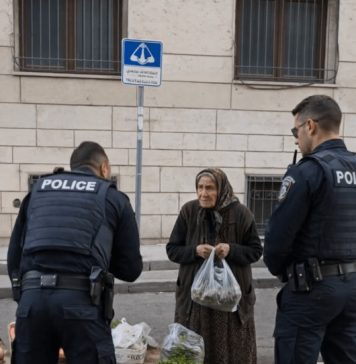 Policija je osetila sažaljenje prema jadnoj starici koja je nelegalno prodavala robu na ulici — ali kada se jedan od policajaca sagnuo da bolje pogleda povrće, žena je odmah uhapšena 😱😨 Policija je osetila sažaljenje prema jadnoj starici koja je nelegalno prodavala robu na ulici — ali kada se jedan od policajaca sagnuo da bolje pogleda povrće, žena je odmah uhapšena 😱😨 - featured image