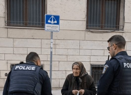 Policija je osetila sažaljenje prema jadnoj starici koja je nelegalno prodavala robu na ulici — ali kada se jedan od policajaca sagnuo da bolje pogleda povrće, žena je odmah uhapšena 😱😨 Policija je osetila sažaljenje prema jadnoj starici koja je nelegalno prodavala robu na ulici — ali kada se jedan od policajaca sagnuo da bolje pogleda povrće, žena je odmah uhapšena 😱😨 - featured image