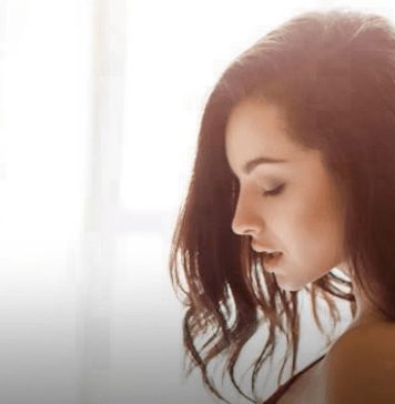 5 suptilnih znakova koji mogu otkriti da je žena zainteresovana za vas 5 suptilnih znakova koji mogu otkriti da je žena zainteresovana za vas - featured image