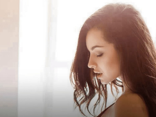 5 suptilnih znakova koji mogu otkriti da je žena zainteresovana za vas 5 suptilnih znakova koji mogu otkriti da je žena zainteresovana za vas - featured image