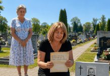 Moj muž je godinama štedio za “put oko svijeta”, a onda sam u njegovom starom kaputu pronašla papirić s lokacijom koja me odvela do groblja Moj muž je godinama štedio za “put oko svijeta”, a onda sam u njegovom starom kaputu pronašla papirić s lokacijom koja me odvela do groblja - featured image