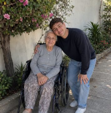 Brinuo sam se o svojoj 90-godišnjoj susjedi jer mi je obećala da ću naslijediti sve što posjeduje. Kad je umrla, nije mi ostavila NIŠTA. Ali sljedećeg jutra njezin odvjetnik pokucao je na moja vrata i rekao: “Ostavila vam je jednu stvar.” Brinuo sam se o svojoj 90-godišnjoj susjedi jer mi je obećala da ću naslijediti sve što posjeduje. Kad je umrla, nije mi ostavila NIŠTA. Ali sljedećeg jutra njezin odvjetnik pokucao je na moja vrata i rekao: “Ostavila vam je jednu stvar.” - featured image