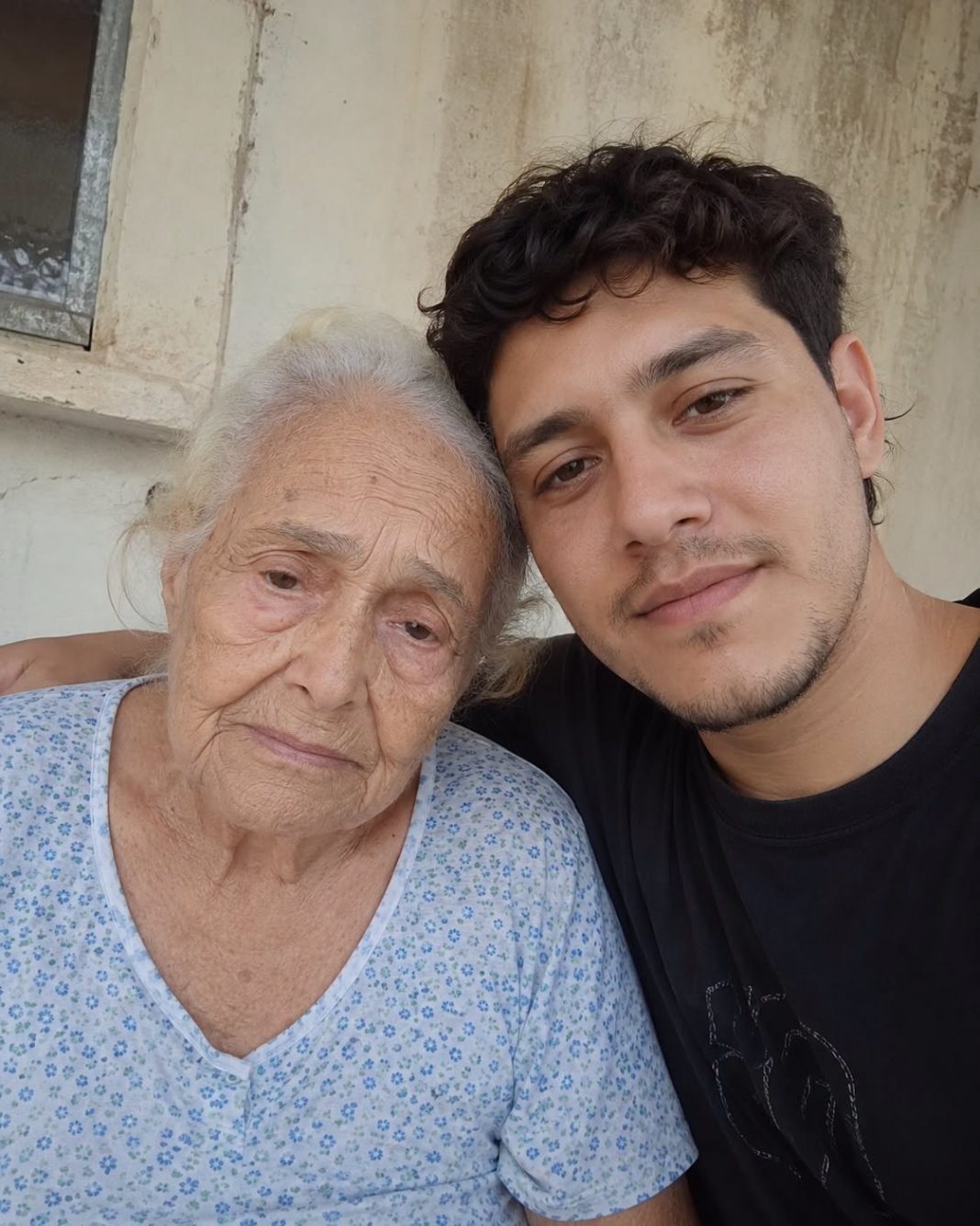Moj se unuk oženio u listopadu… Nisam bila pozvana. Ali onda sam na njegovoj fotografiji s vjenčanja ugledala nešto zbog čega mi je srce stalo… - featured image Moj se unuk oženio u listopadu… Nisam bila pozvana. Ali onda sam na njegovoj fotografiji s vjenčanja ugledala nešto zbog čega mi je srce stalo… - featured image