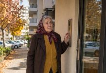 Sin me ostavio ispred zgrade i preko portafona rekao: „Mama, nemoj više dolaziti nenajavljeno. Mojoj ženi to smeta.“ Ostavila sam košaru kraj vrata i otišla. Ali kad je moja snaha saznala što je učinio, njezina je reakcija promijenila sve… Sin me ostavio ispred zgrade i preko portafona rekao: „Mama, nemoj više dolaziti nenajavljeno. Mojoj ženi to smeta.“ Ostavila sam košaru kraj vrata i otišla. Ali kad je moja snaha saznala što je učinio, njezina je reakcija promijenila sve… - featured image