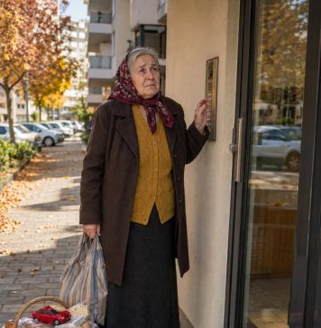 Sin me ostavio ispred zgrade i preko portafona rekao: „Mama, nemoj više dolaziti nenajavljeno. Mojoj ženi to smeta.“ Ostavila sam košaru kraj vrata i otišla. Ali kad je moja snaha saznala što je učinio, njezina je reakcija promijenila sve… Sin me ostavio ispred zgrade i preko portafona rekao: „Mama, nemoj više dolaziti nenajavljeno. Mojoj ženi to smeta.“ Ostavila sam košaru kraj vrata i otišla. Ali kad je moja snaha saznala što je učinio, njezina je reakcija promijenila sve… - featured image
