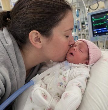 Majka je došla u mrtvačnicu kako bi posljednji put vidjela svoju djevojčicu. Ali tijekom oproštaja primijetila je nešto nevjerojatno… Majka je došla u mrtvačnicu kako bi posljednji put vidjela svoju djevojčicu. Ali tijekom oproštaja primijetila je nešto nevjerojatno… - featured image