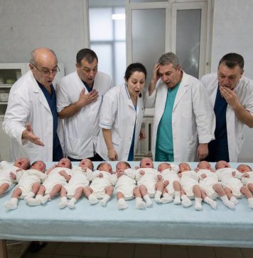 Žena je rodila 11 beba odjednom. Ali kada su ih lekari pažljivije pogledali, UKOČILI SU SE: Ono što su gledali uopšte nisu bile bebe… Žena je rodila 11 beba odjednom. Ali kada su ih lekari pažljivije pogledali, UKOČILI SU SE: Ono što su gledali uopšte nisu bile bebe… - featured image