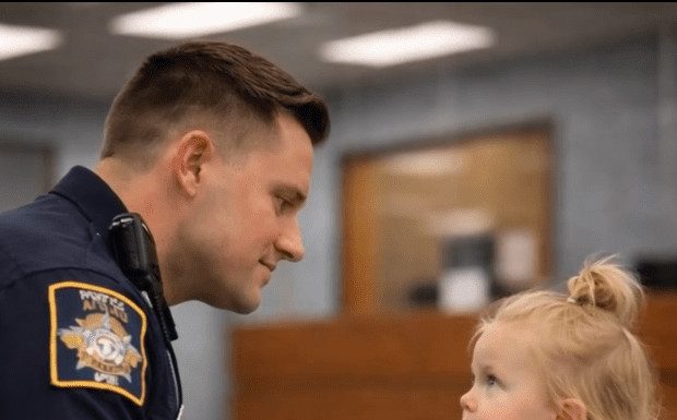 Mala devojčica je došla u policijsku stanicu da prizna ozbiljan zločin, ali ono što je rekla ostavilo je službenika u potpunom šoku 😨😲 Mala devojčica je došla u policijsku stanicu da prizna ozbiljan zločin, ali ono što je rekla ostavilo je službenika u potpunom šoku 😨😲 - featured image
