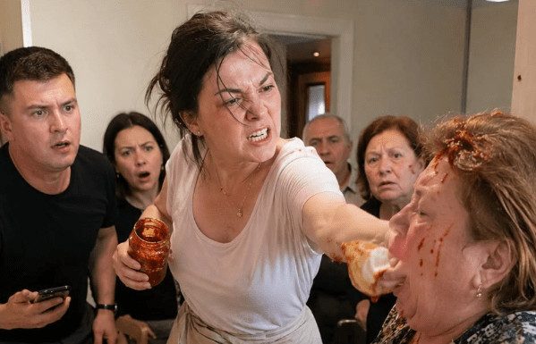 Prvi porodični ručak nakon vjenčanja pretvorio se u borbu za dostojanstvo i novac Prvi porodični ručak nakon vjenčanja pretvorio se u borbu za dostojanstvo i novac - featured image