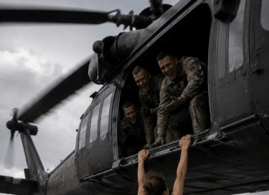 Pad iz helikoptera koji je trebao završiti karijeru kapetanice Kejt pretvorio se u trenutak koji je iznenadio i nju i vojnike Pad iz helikoptera koji je trebao završiti karijeru kapetanice Kejt pretvorio se u trenutak koji je iznenadio i nju i vojnike - featured image
