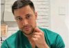 Vasilije Vujović, doktor koji je privukao pažnju javnosti, danas gradi karijeru između estetske hirurgije i porodičnog života Vasilije Vujović, doktor koji je privukao pažnju javnosti, danas gradi karijeru između estetske hirurgije i porodičnog života - featured image