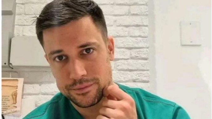 Vasilije Vujović, doktor koji je privukao pažnju javnosti, danas gradi karijeru između estetske hirurgije i porodičnog života Vasilije Vujović, doktor koji je privukao pažnju javnosti, danas gradi karijeru između estetske hirurgije i porodičnog života - featured image