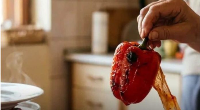 Pečene paprike se ljušte same: Samo uradite ovo odmah nakon pečenja i kožica će spasti bez muke Pečene paprike se ljušte same: Samo uradite ovo odmah nakon pečenja i kožica će spasti bez muke - featured image