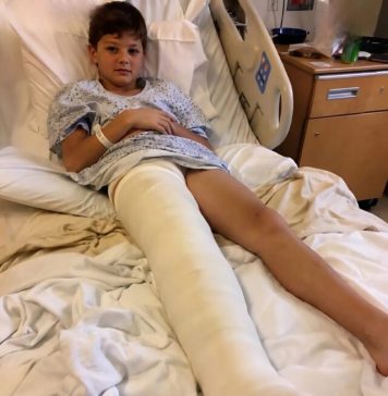 Otišla sam u bolnicu da se brinem o sinu koji je imao slomljenu nogu, ali medicinska sestra mi je krišom gurnula komadić papira u ruku i šapnula: „Laže. Provjerite kameru iz sobe u 3 ujutro.“ 😰😨 Otišla sam u bolnicu da se brinem o sinu koji je imao slomljenu nogu, ali medicinska sestra mi je krišom gurnula komadić papira u ruku i šapnula: „Laže. Provjerite kameru iz sobe u 3 ujutro.“ 😰😨 - featured image
