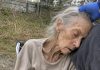 Pronašla sam 95-godišnju ženu omamljenu, kako sjedi u invalidskim kolicima uz pustu cestu, i odvezla je u bolnicu… Ali kad se probudila i ispričala nam što se dogodilo, svi su se ukočili Pronašla sam 95-godišnju ženu omamljenu, kako sjedi u invalidskim kolicima uz pustu cestu, i odvezla je u bolnicu… Ali kad se probudila i ispričala nam što se dogodilo, svi su se ukočili - featured image