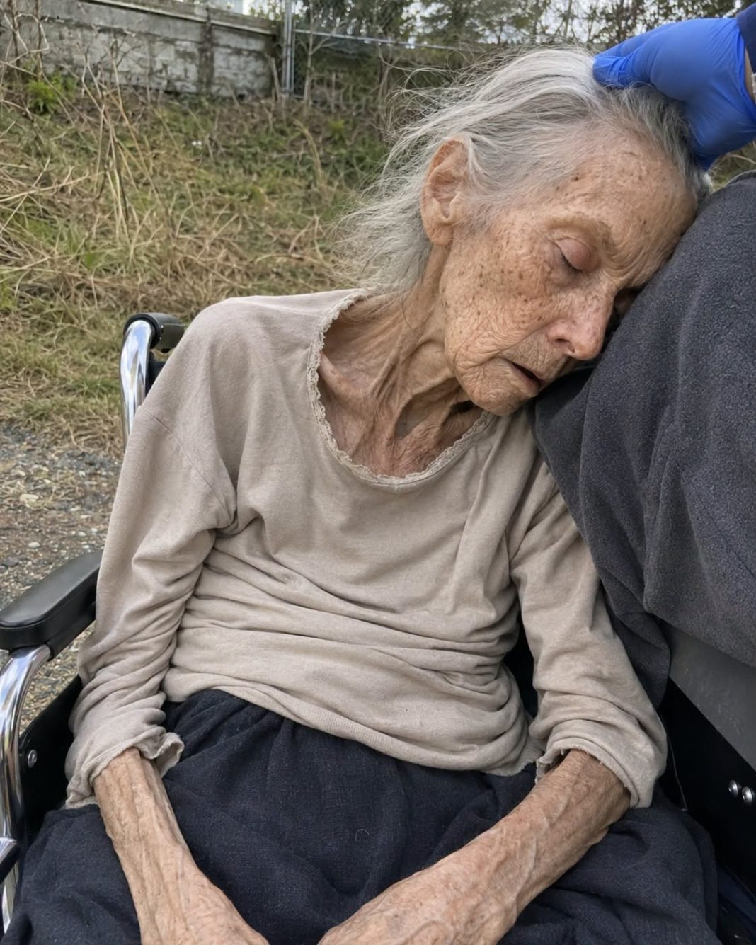 Pronašla sam 95-godišnju ženu omamljenu, kako sjedi u invalidskim kolicima uz pustu cestu, i odvezla je u bolnicu… Ali kad se probudila i ispričala nam što se dogodilo, svi su se ukočili - featured image Pronašla sam 95-godišnju ženu omamljenu, kako sjedi u invalidskim kolicima uz pustu cestu, i odvezla je u bolnicu… Ali kad se probudila i ispričala nam što se dogodilo, svi su se ukočili - featured image