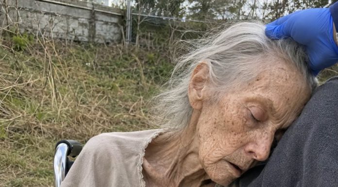 Pronašla sam 95-godišnju ženu omamljenu, kako sjedi u invalidskim kolicima uz pustu cestu, i odvezla je u bolnicu… Ali kad se probudila i ispričala nam što se dogodilo, svi su se ukočili Pronašla sam 95-godišnju ženu omamljenu, kako sjedi u invalidskim kolicima uz pustu cestu, i odvezla je u bolnicu… Ali kad se probudila i ispričala nam što se dogodilo, svi su se ukočili - featured image